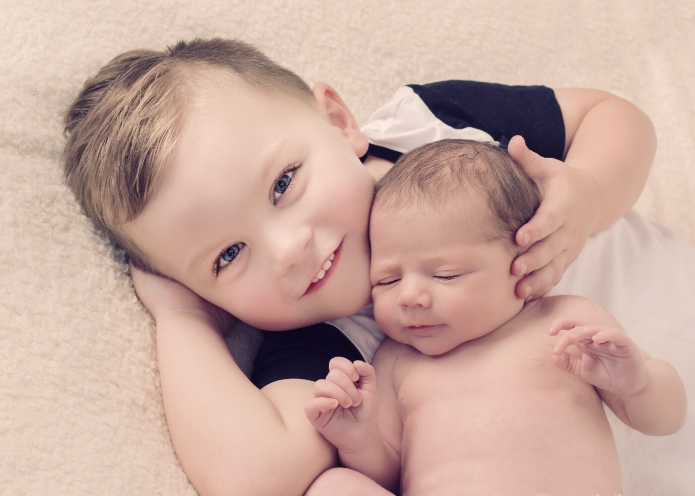 I have never met such a loveable big brother! <br />
Nixon was just a sweetheart when it came to  holding his baby sister Harlow. Their pleasant nature just made for a perfect photograph!!<br />
<br />
