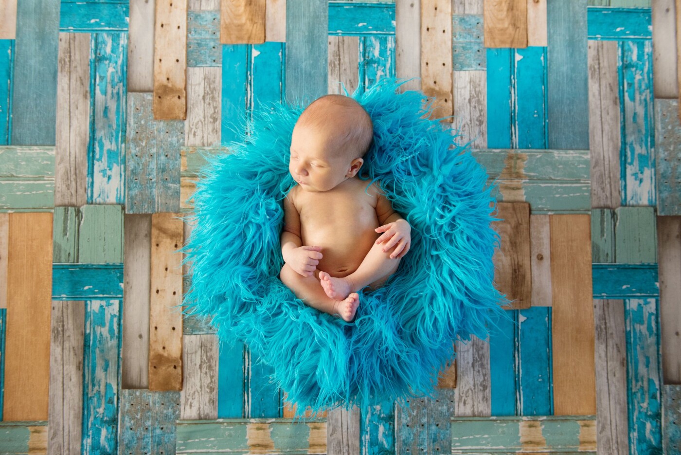 Meet This little man Thijs.<br />
When i saw This backdrop i new how i wanted to juse iT.<br />
I knew the blue fake fur and the little Thijs would be a good combination.<br />
I just love the colours.<br />
