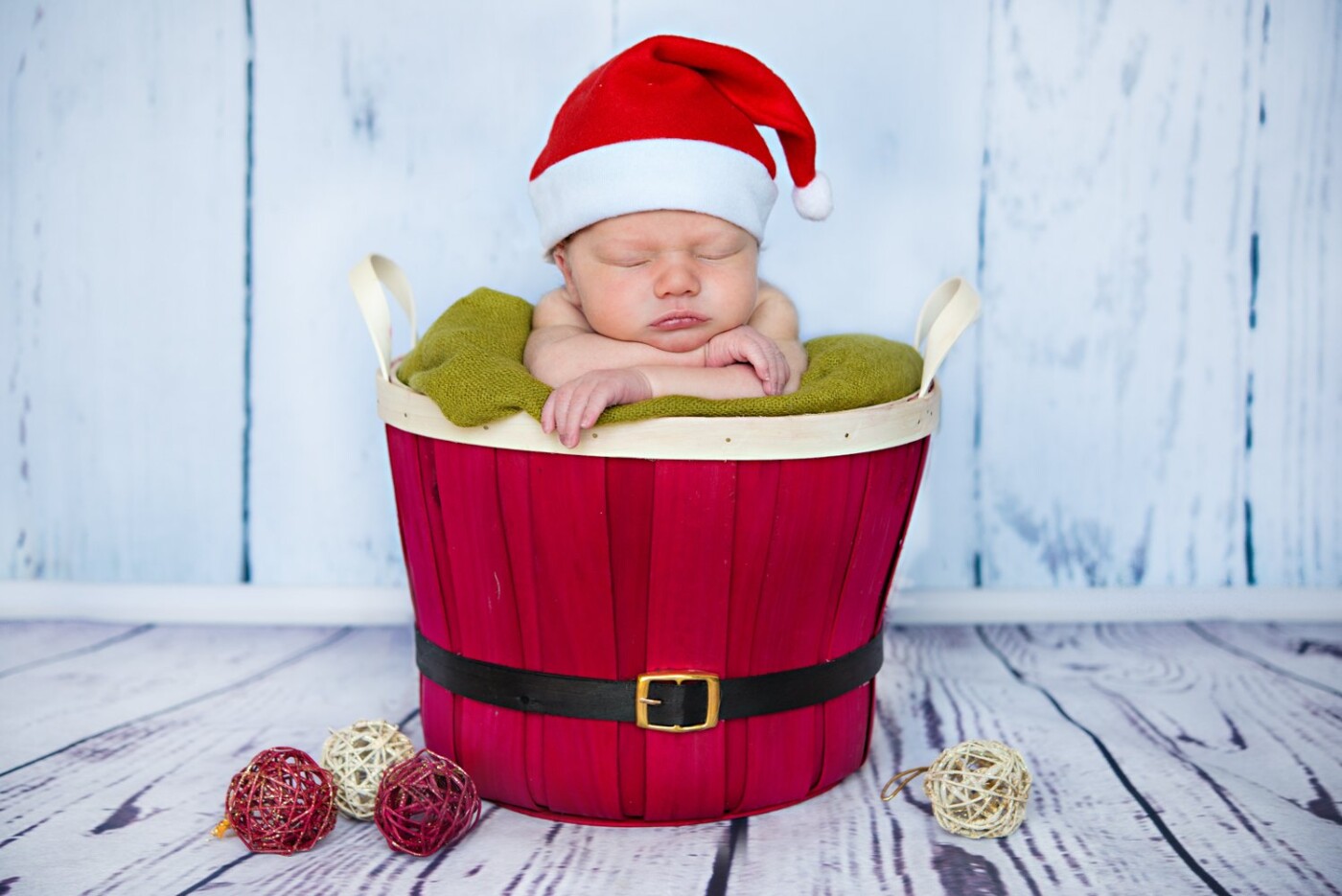 Ho!Ho!Ho! Here comes the youngest Santa. This sweet baby boy arrived just like a Christmas present in the days running up to Christmas so I thought it's a perfect opportunity to create a Santa-themed photo that combines the magic of Christmas with all the cuteness a newborn brings. It's my favourite image from all the newborn sessions from 2016 and have been my Christmas greeting card this past festive season. 