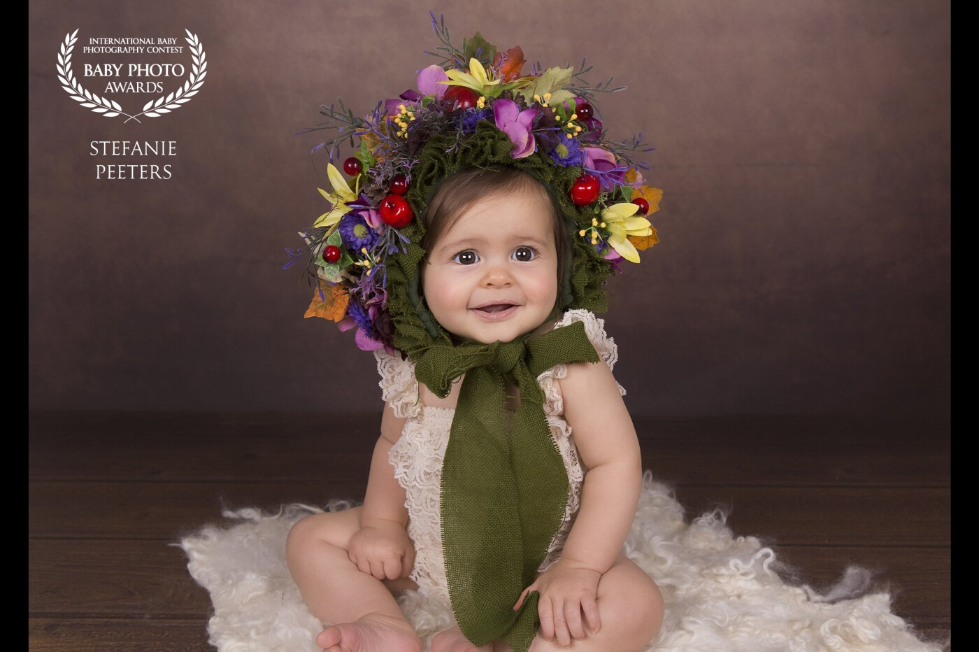This is Sia, our sweet little girl of 7 months. When she was born, i want to capture every moment! So, she was our first model for the sitter session. I love the results... The beautiful colors from the flower bonnet looks great on her!