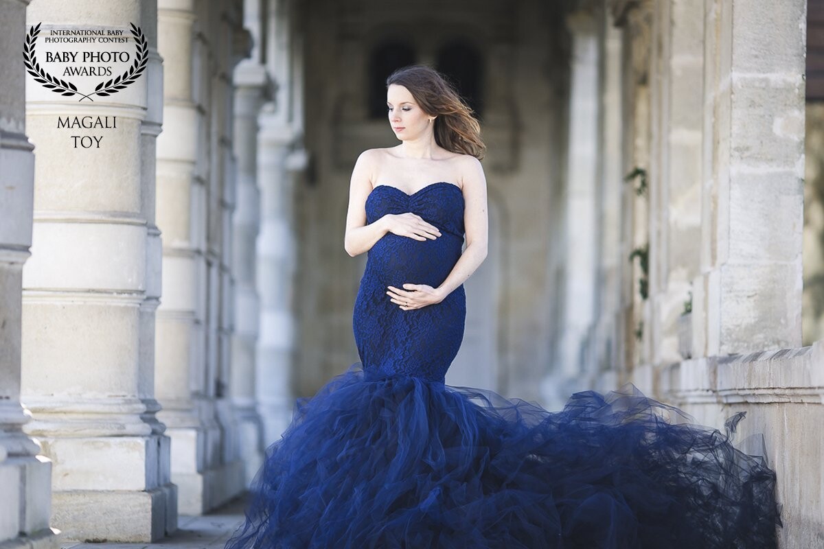 A beautiful woman in session "Beautiful and glamorous pregnancy" in a wonderful castle. She wears a dress from the studio. A courageous future mom because it was very cold at this place of the castle