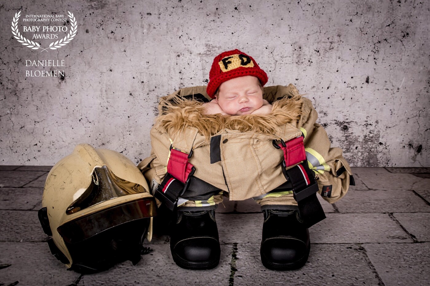 Ooowww yyyeeaahhhhh... how cute is this? <br />
Julie her daddy is a fireman. <br />
Im love to make this pictures because I was a firewomen for 6 years before I get our 4 children.