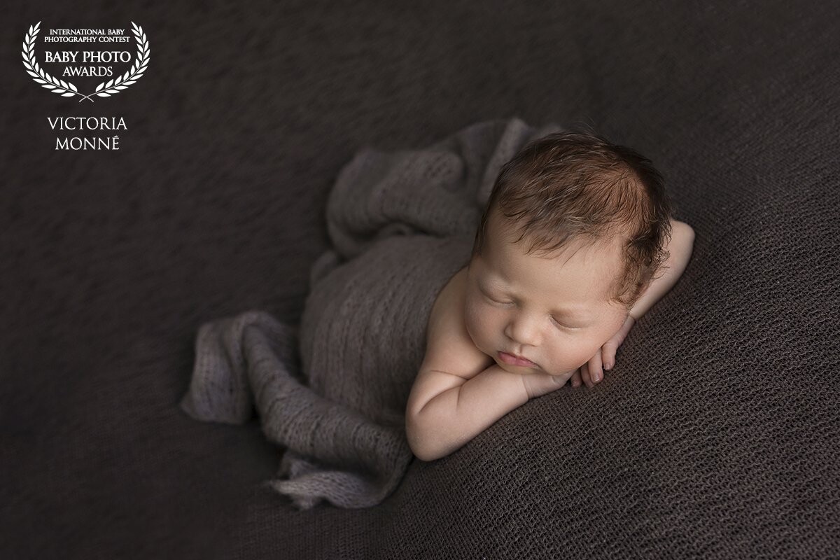 This baby boy was quite adorable. He was already sleeping when he arrived to my newborn photo studio. As he was so sleepy I could create a lots of awesome images. This one is definitely the favorite.