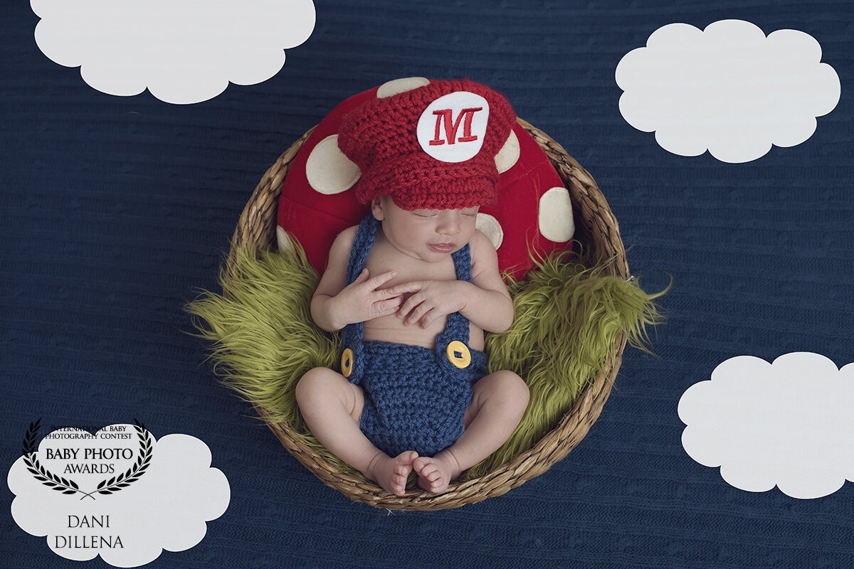 Daddy loves Super Mario and Nintendo, what best way to celebrate and do a little cosplay when his first baby boy arrived. We had lots of fun during his session.