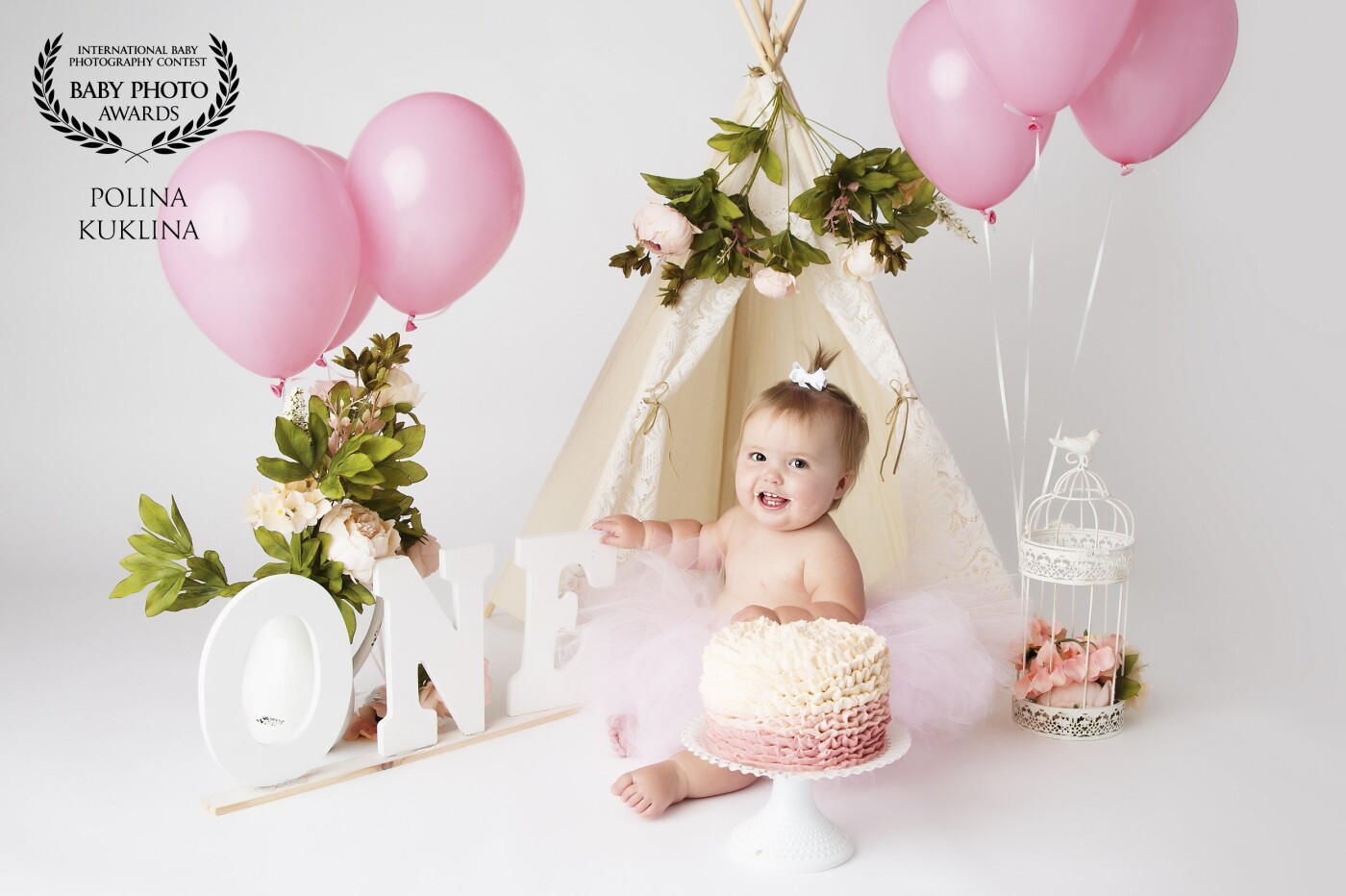 Baby Kali came to her first cake smash session about a month ago. She loved all her session decorations and the cake! She also had a fun bubble bath right after the smash!