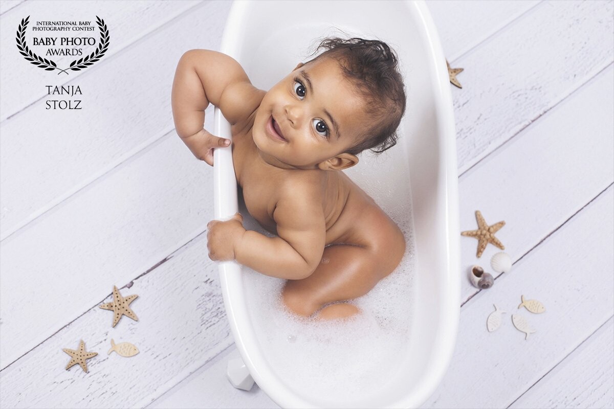 This little girl was my very first bathtub-shooting client. And she really enjoyed her session in the warm water. Normally I do splash-shootings after my cakesmashs and all the kids love them so much!