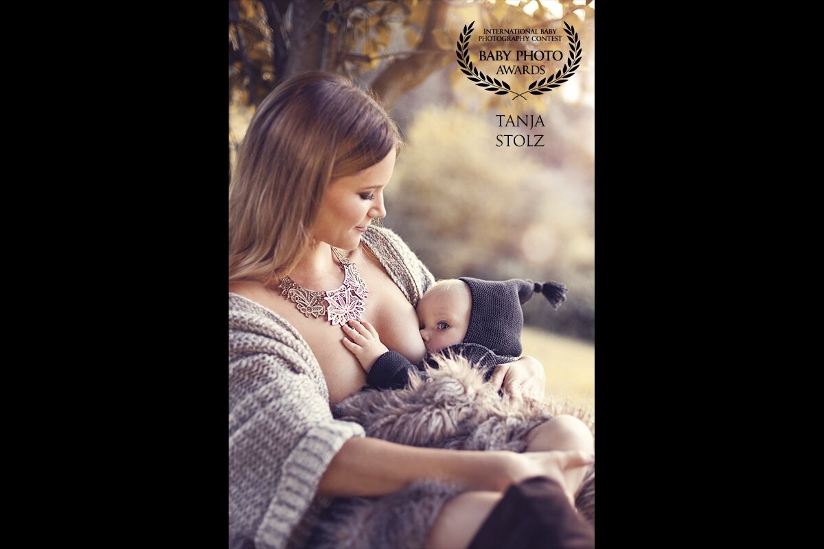 This image was also shot on Demmerkogel, in southern Styria on a golden autumn day. I went there with 3 gorgeous breastfeeding mums who were willing to show the world how beautiful  such a breastfeeding relationship can be. First we took different shots close before sunset and it was nice and warm. But as th sun went completely down the babies got a bit cold and so we had to improvise and combine new outfits. I was so happy, the mum in the picture took this cute baby-cardigan with jelly bag cap along. 
