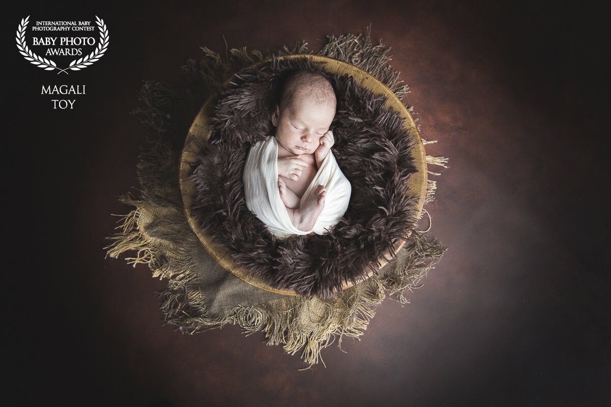 Une séance nouveau-né paisible, pleine de douceur. Le petit garçon sur la photo a 5 jours.<br />
Photographe spécialisé dans les nouveaux-nés et la grossesse