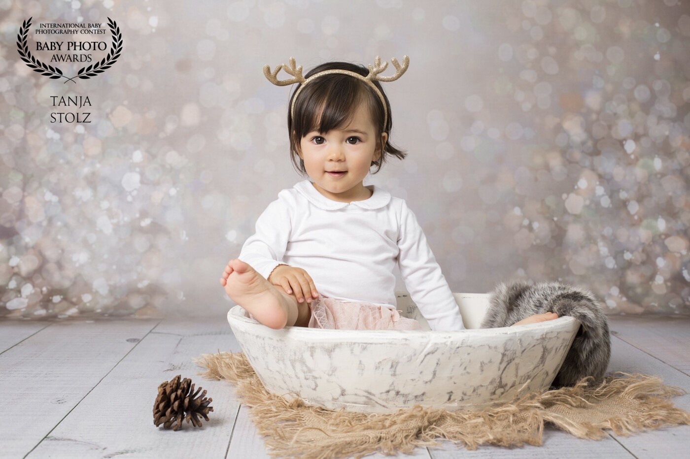 This little girl came to my x-mas minisessions this year. Which was fantastic! I invited 30 families into my cosy baby photo studio and had so much fun! I'm an absolute christmas-lover... When it comes to x-mas-shootings I prefer golden, brown and white colours. Like in this picture. 