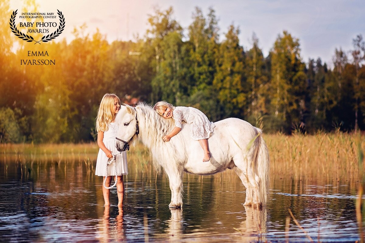 These to adorable sisters and their pony "Littlefoot" with a heart of gold.  Walking barefoot in the grass and riding bareback in the shoreline. Could it be a more magical photoshoot than this? A dream come true for a children photographer like me!