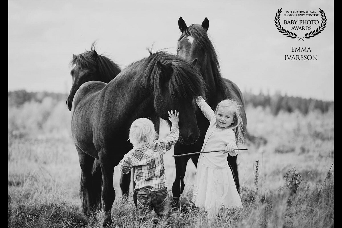I visited this family for a photoshoot and these two little sweethearts couldn't stop talking about their best friends, their Icelandic horses, so we spent the afternoon outside together with them. To see these animals together with the children, how they carefully and so gently took care of each other was amazing. Pure love!