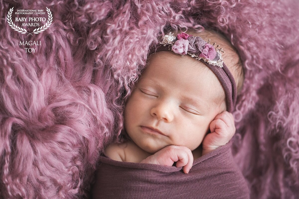 Séance nouveau-né tout en douceur... Une jolie poupée tout endormie :)<br />
Photographe grossesse & Nouveau-né sur Bordeaux et sa région