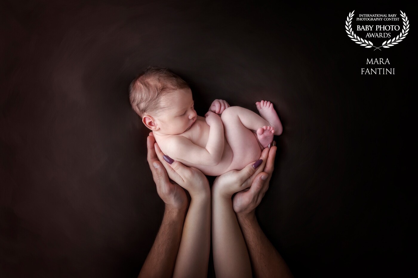 This little guy, was soo relaxed and peaceful on parents hands, it was a dream to photograph. Perfect teamwork and a nice and sleepy baby: the perfect home session.