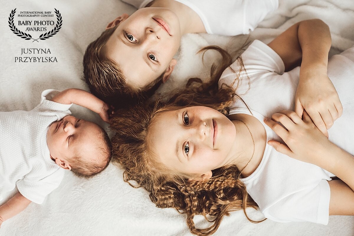 Aleksandra, Jakub and little Antoni are siblings. They enchanted me with their naturalness and joy. This was my first newborn session, becouse I am at the beginning of the photo road. 
