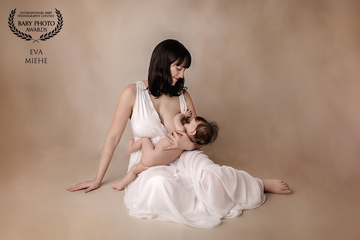 This was my first breastfeeding session at my studio and I really loved it! The beautiful mommy and her little cute babygirl (with the best hair I've ever seen) were so relaxed and enjoyed the time in front of the camera. This moment is one of my favorites!