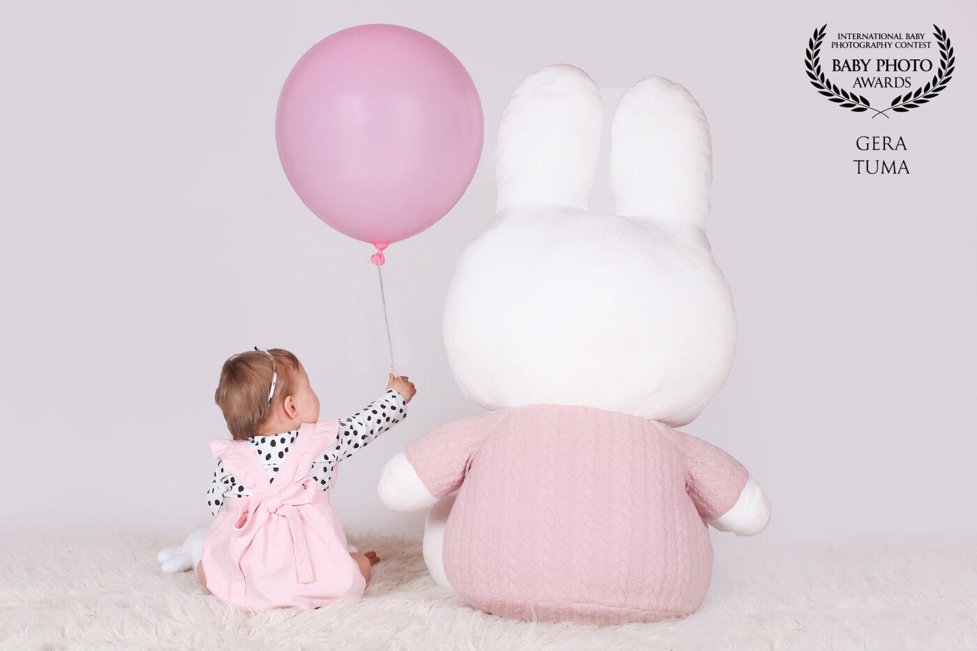 This girl was so in to Miffy, that the parents wanted a photo of the both of them together. <br />
The girl was almost 1 year old, and she gladly shared the balloon with Miffy...