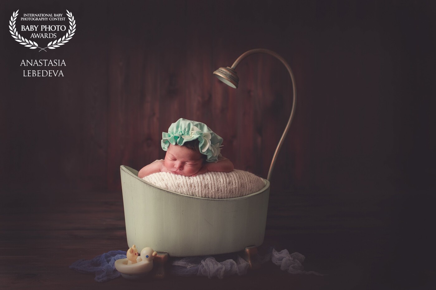 In this photo, little Lady, who is 12 days old, she is taking a bath! Perhaps she is dreaming about something delicious ...? maybe about desserts or a cup of hot chocolate? or.........????? We dream together)) It's so nice!