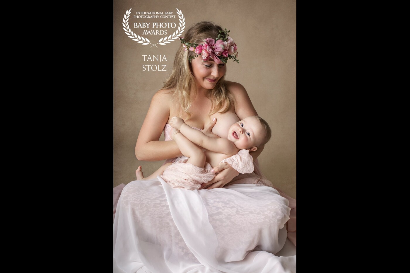 Another wonderful breastfeeding moment in my studio: This cute girl was the funniest little client I had in a breastfeeding-shooting so far. She was interacting with me and the camera all the time. I immediately fell in love with her smile! One of my favorite pictures of the shooting year!
