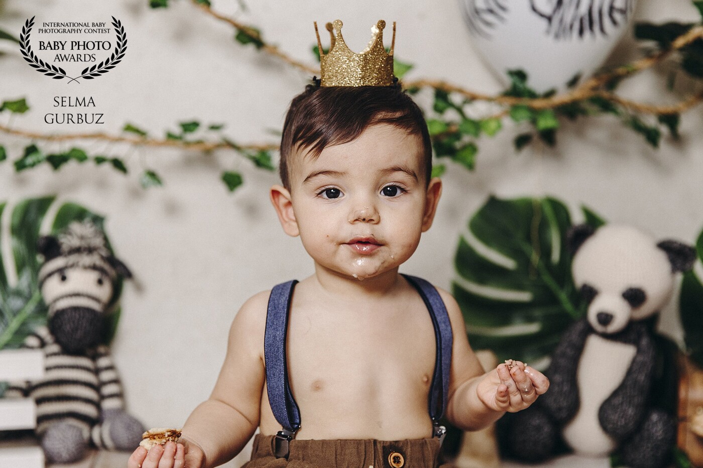 This little boy celebrates his first birthday with a Jungle themed Cake Smash. I absolutely love to create unique cake smash decors en to see this cute little faces. 
