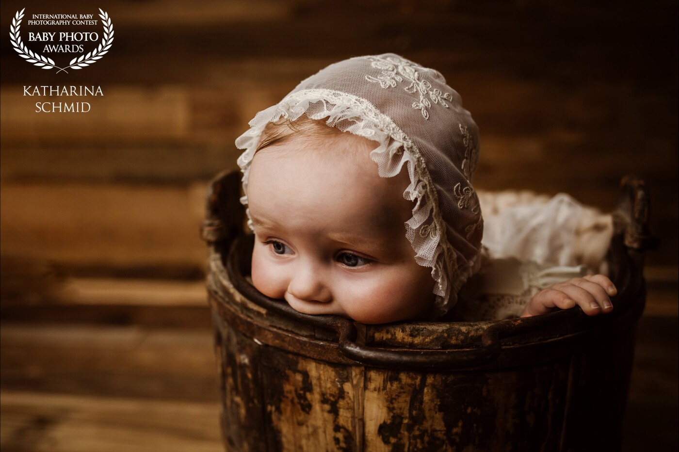 Yummy, this wooden bucket is so tasty ;-) 6-month-old baby girl rocked her shooting. She did an amazing job and was super cute. It was a wonderful shooting.