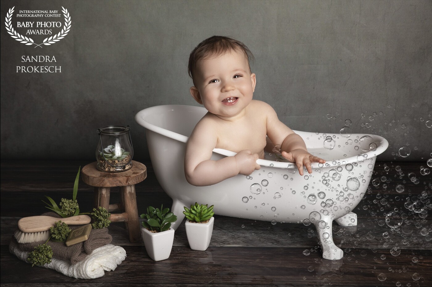 This adorable little boys photo was taken in my home studio and this carismatic little boy really enjoyned his session in the warm water. That smiling face truly stole my heart. I absolutely love taking photos of babies and children. 