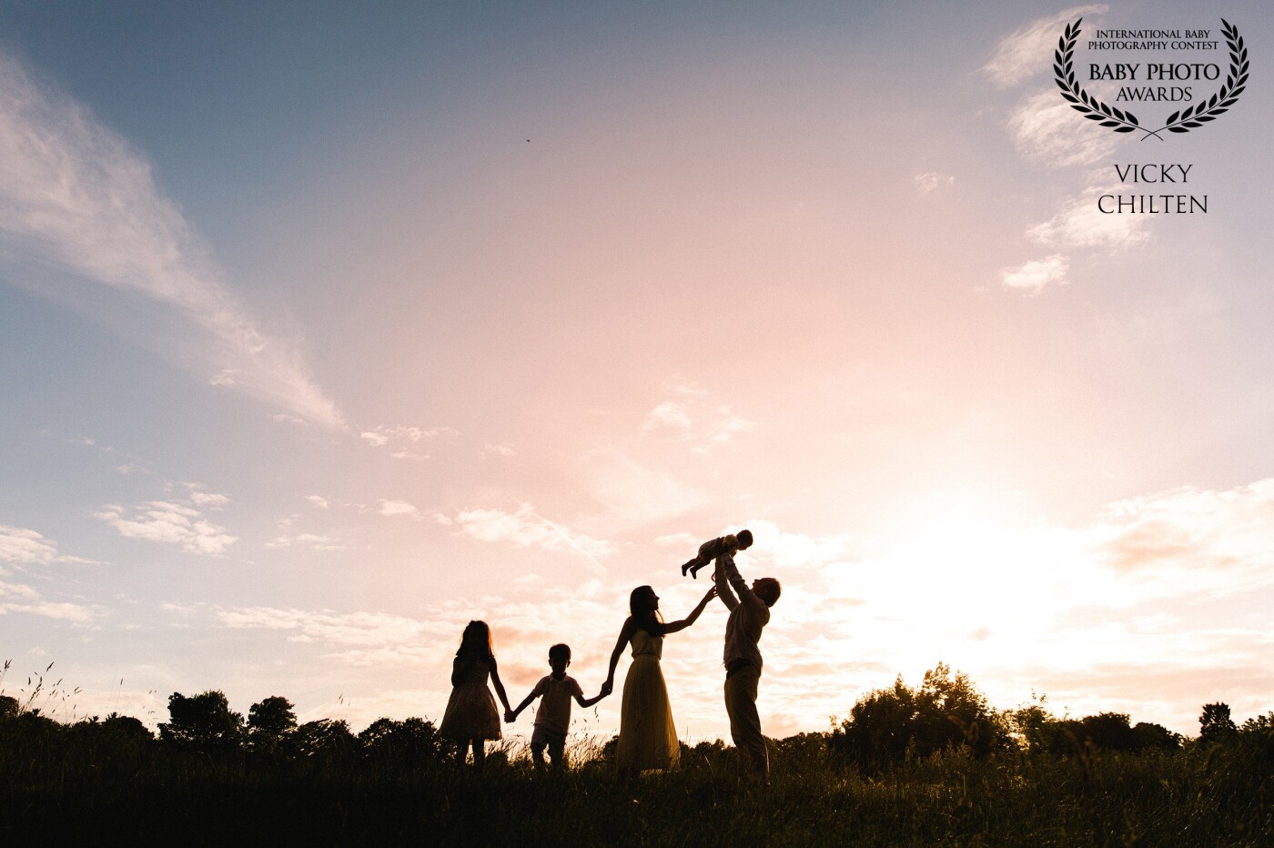 Outdoor family sessions have my heart! Even in London you can get sunsets like that and create stunning silhouettes. This will be the closing page of their family album! #creatememories
