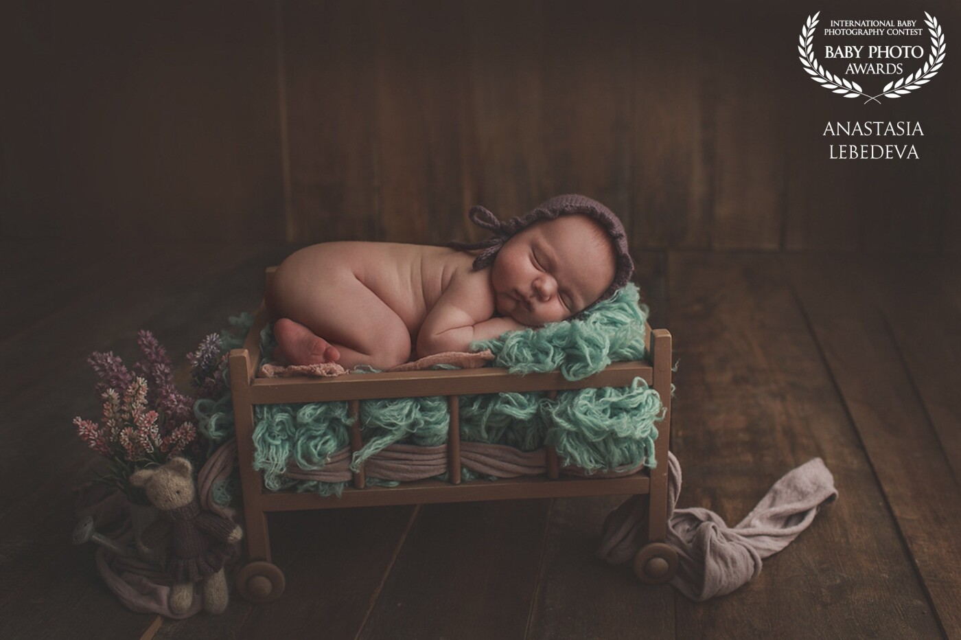 In the photo, the newborn baby Yesenia. Throughout the shooting, the baby's dad was there to control the entire shooting process. I really love my work, and I always thank the parents of the kids for their trust.