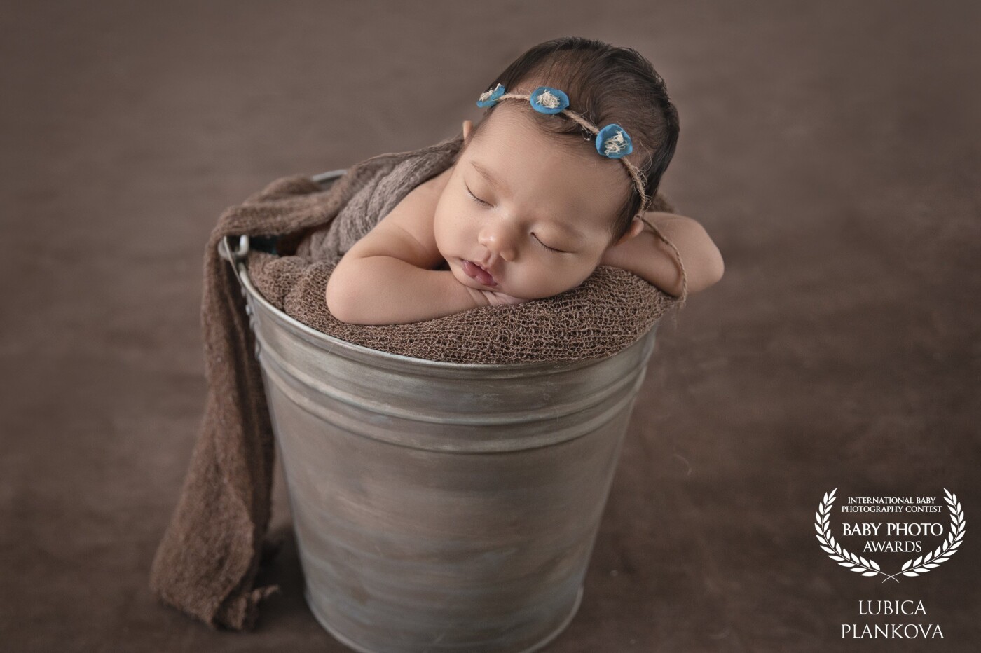I love shots of babies in the bucket and wanted to have a new one, so I tried with chalk paints. I love the colour combination and the warm feeling. 