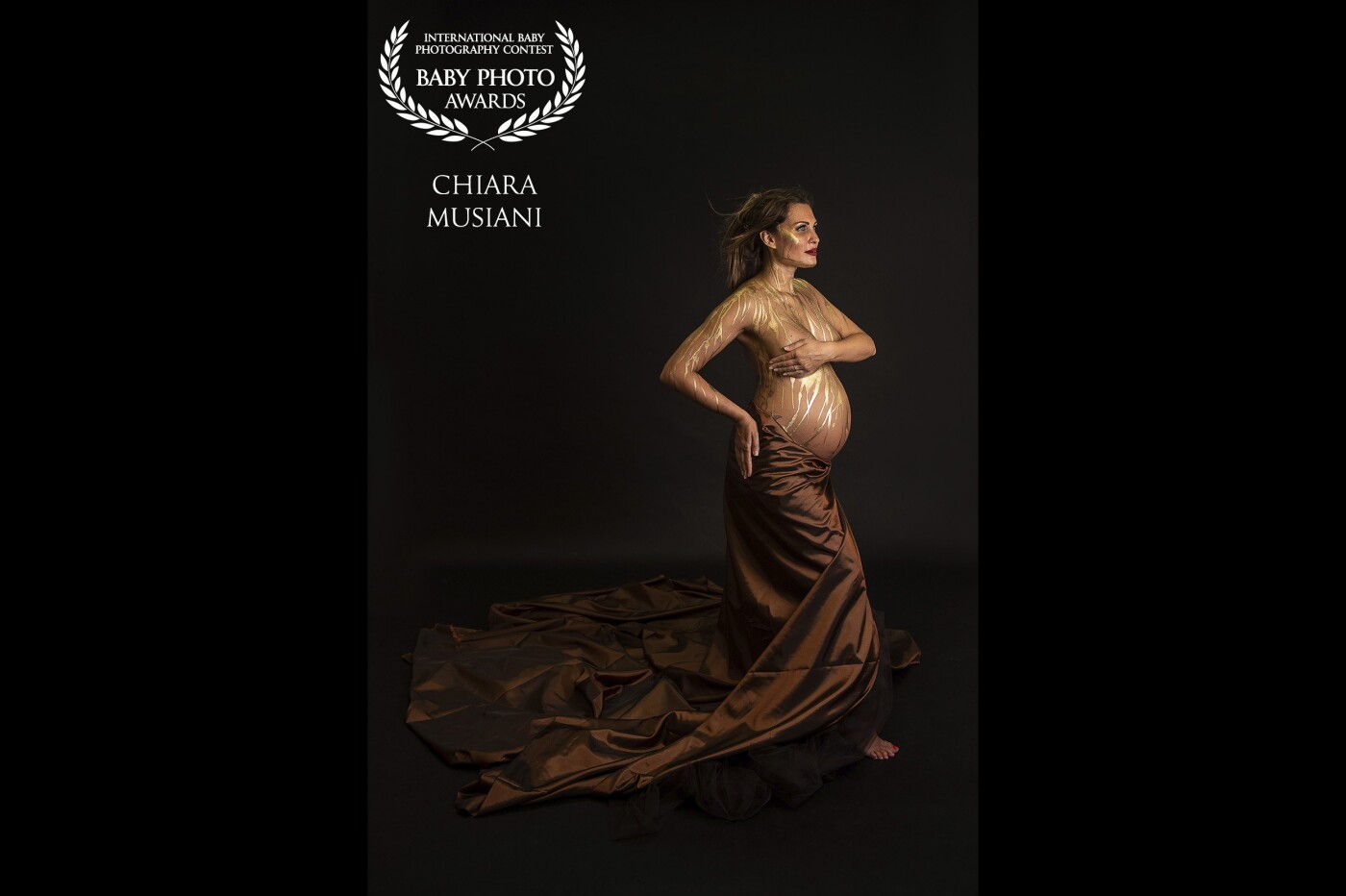 A few months ago I was describing to a client of mine, what was maternity for me, its preciousness and the incredible gift that life as given to us as women. I wanted something gold and shiny to express the concept of something precious, but I didn't want to use a golden dress, so I thought about painting Giulia's skin in gold. 