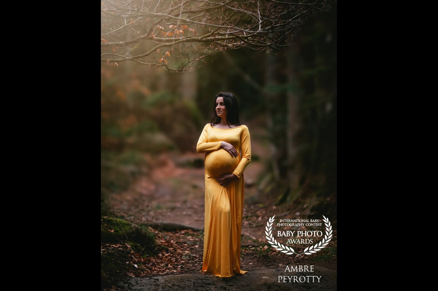 This maternity session was an ode to the beauty of feminity and fall, as we walked through an amazing and beautiful forest in Central France and enjoyed the falling leaves.