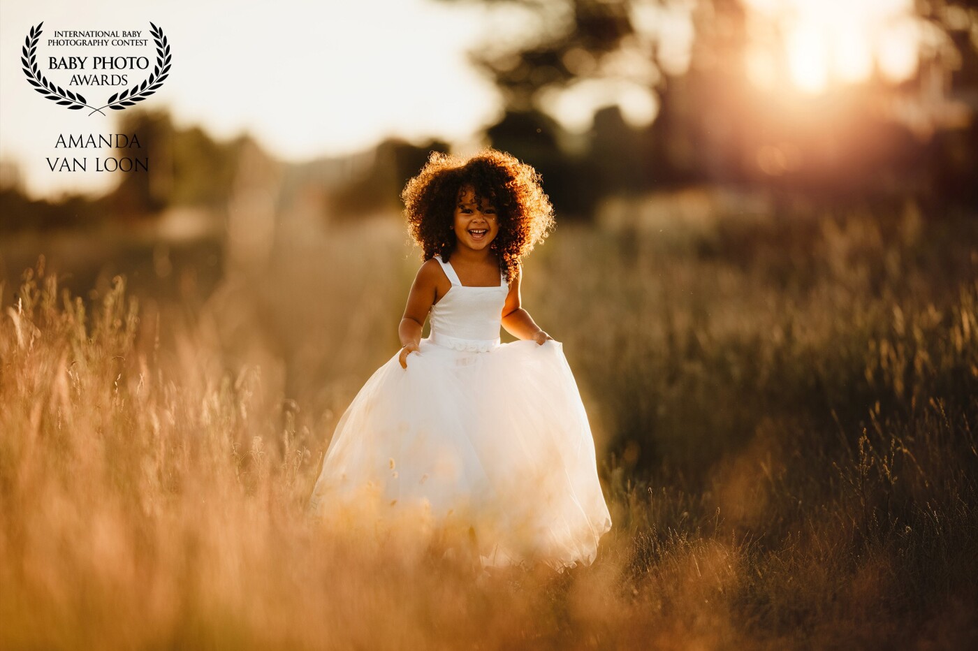 I wanted to do a session in golden light with a brand new dress from Australia. Lois is a beautiful 5-year old girl and she was perfect to do this shoot. It was a dream!. She was beautiful, the light was gorgeous, everything went perfect. I am really proud of this picture ♥️