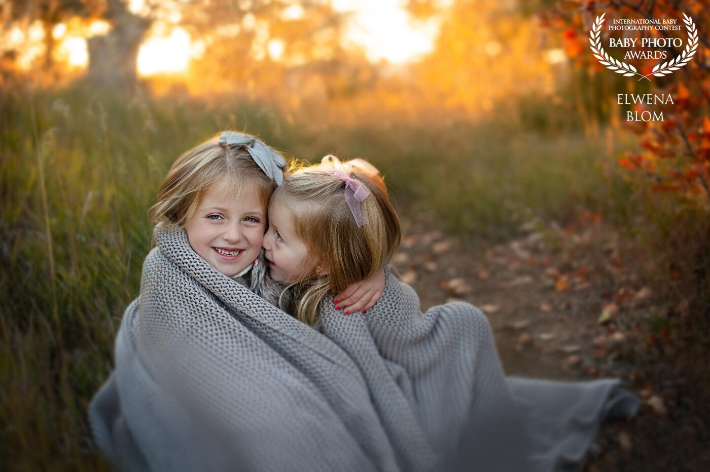 Sisterly love all wrapped up in this cute bundle. The sun was absolutely gorgeous this afternoon and the girls had had enough of their family session at this point but I’m glad we could keep it together long enough for one last shot to capture the atmosphere (and their close bond) of this crisp Fall afternoon. 