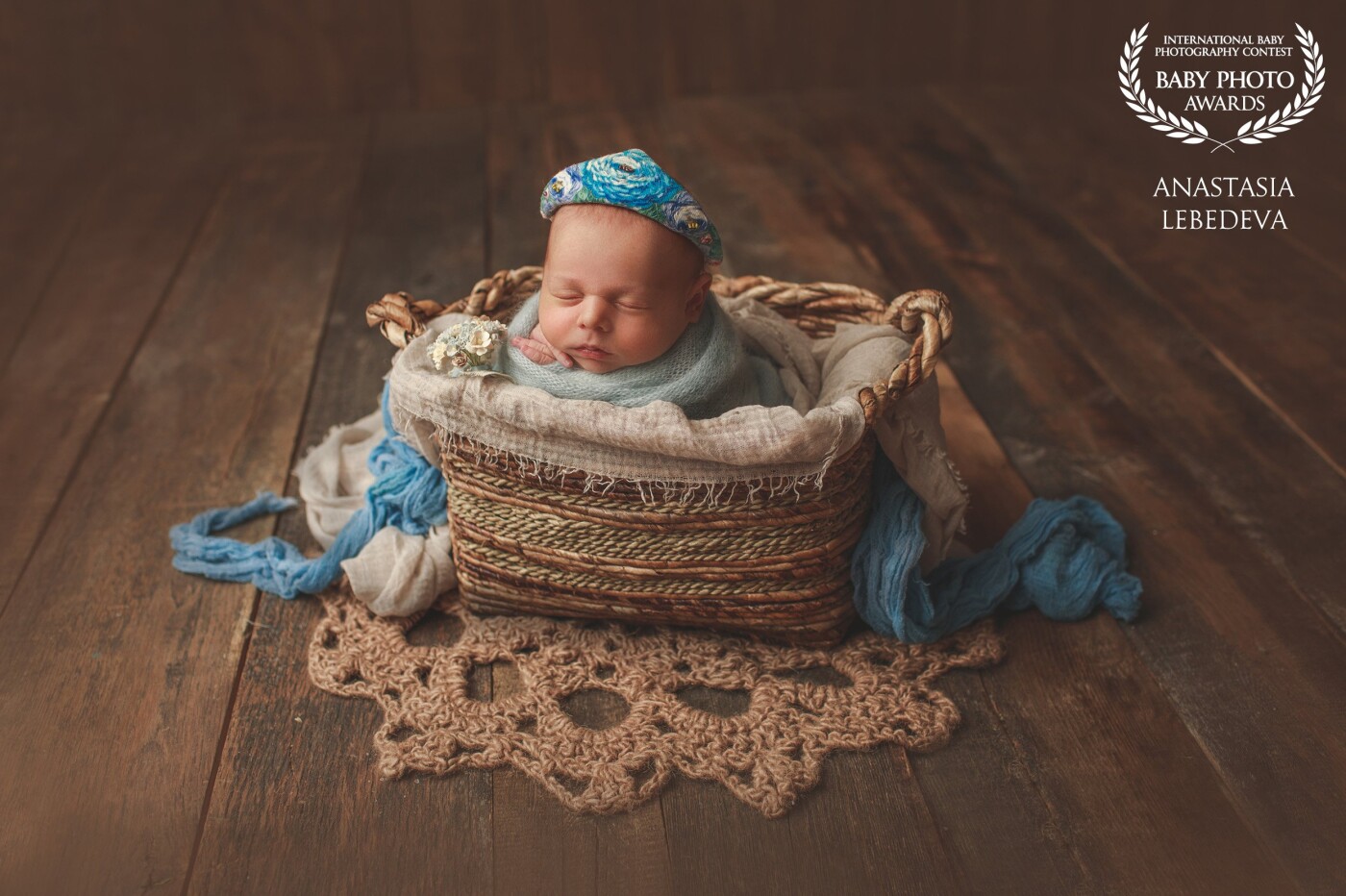 In this photo, newborn Anna. The baby was very fit, the image of a Russian beauty. The name of the jewelry on the head of the baby-kokoshnik. It is very nice.