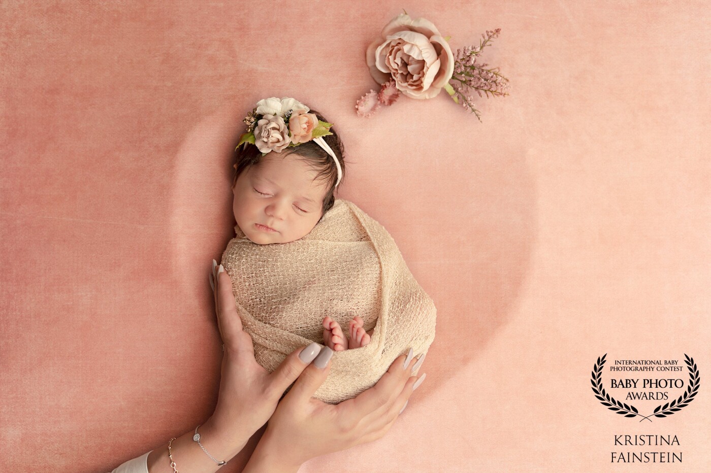 Before Tia was born, her parents were dreamed about her, they were imagined about her and prayed for her. But when Tia Allison was born, angels were kissing her forehead protecting with their wings. A tiny flower grew in her mom's arms, blooming in her mom's heart. In our studio, we pressed the pause button of life, to let parents cherish those sweet unforgettable moments of their life.  