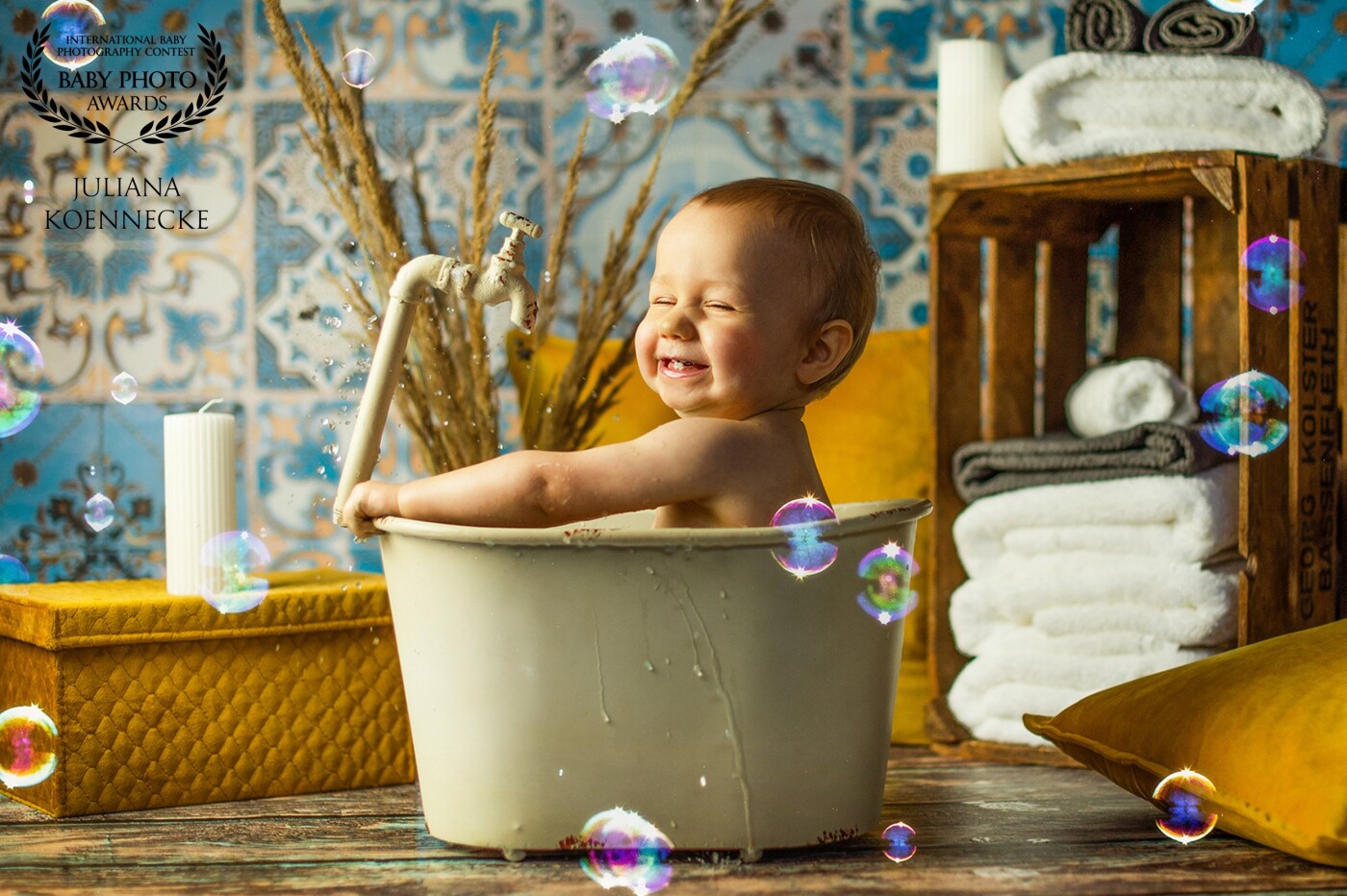 The picture was part of an Cakesmash-Shooting. The little boy, obviously replete and happy, was now ready to take a bath to get rid of the rest of the cake. Unrestrained bathing und splashing was more fun to him than anything else.<br />
<br />
<br />

