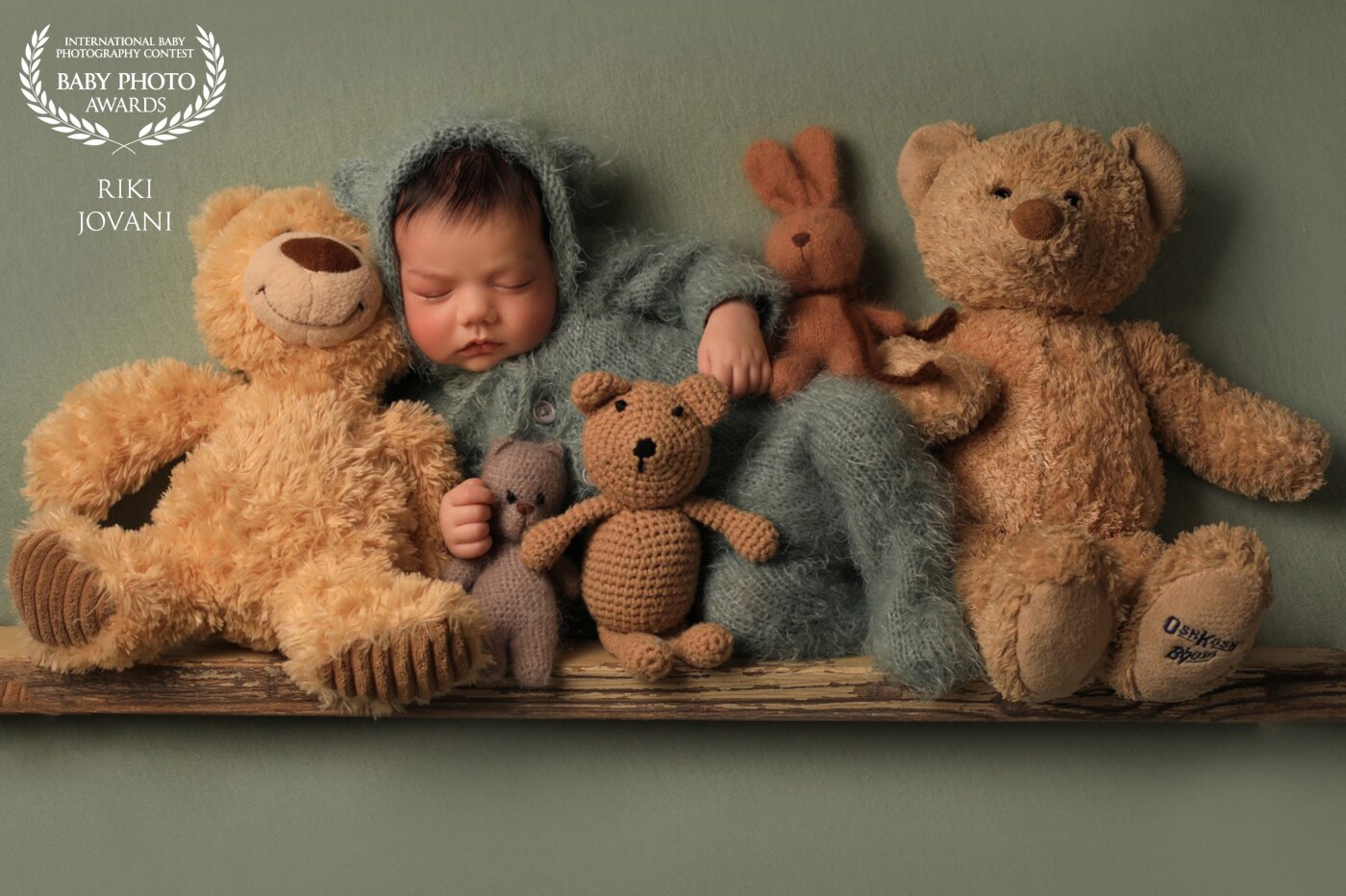 Teddy bear on the shelf<br />
This adorable baby was 10 days, and he was so comfortable and calm,<br />
Just look like he was part of those bears.<br />
In Newborn Photography, I like to create sets that fit the character of the baby.