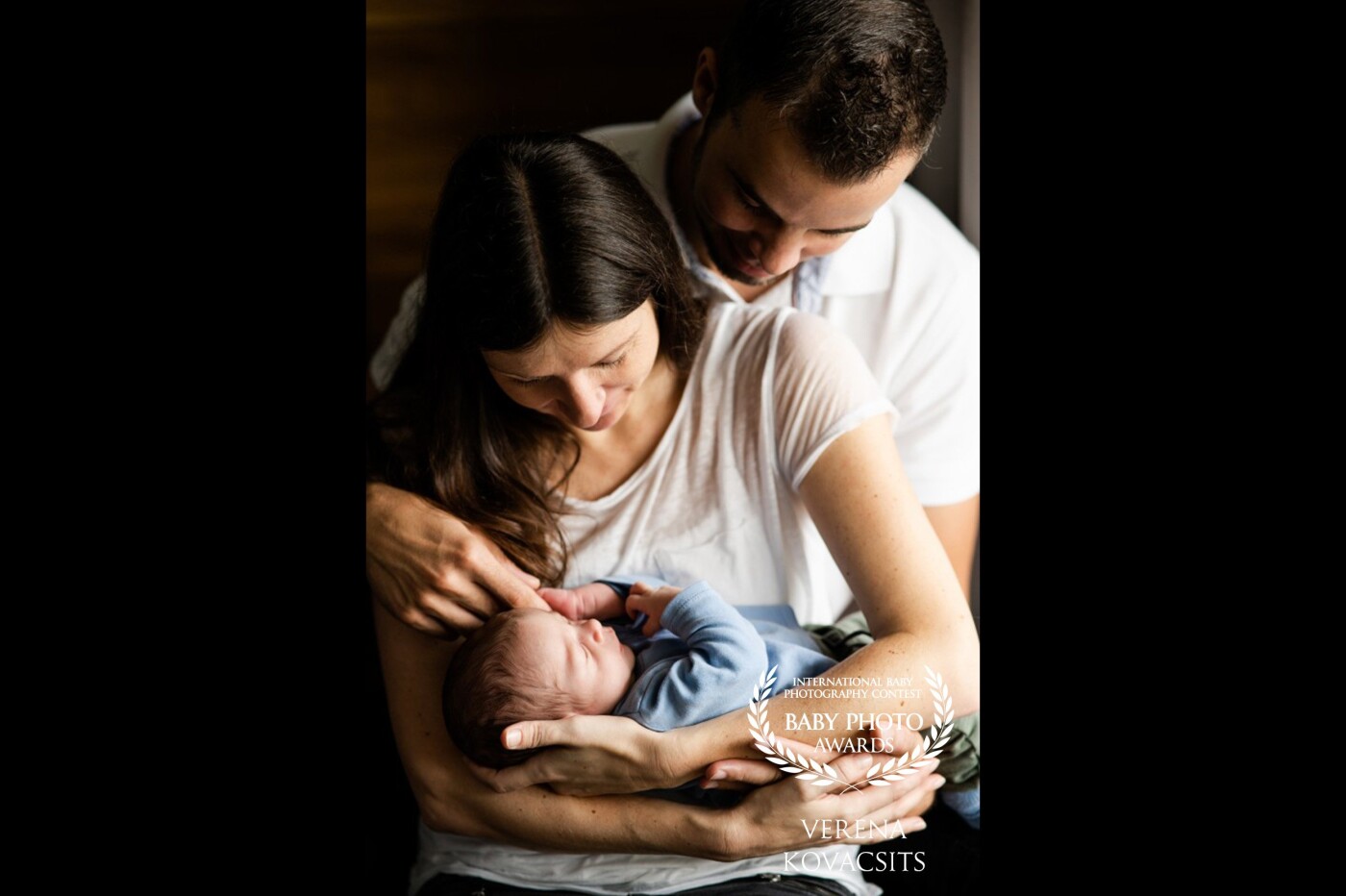 When I shoot at people's homes it's always very special and I feel really blessed they share so precious moments with their newborns with me. I loved to capture the looks filled with love these parents give their newborn son. Daddy holding hands with his son and both parents embracing their baby protectively... pure happiness.