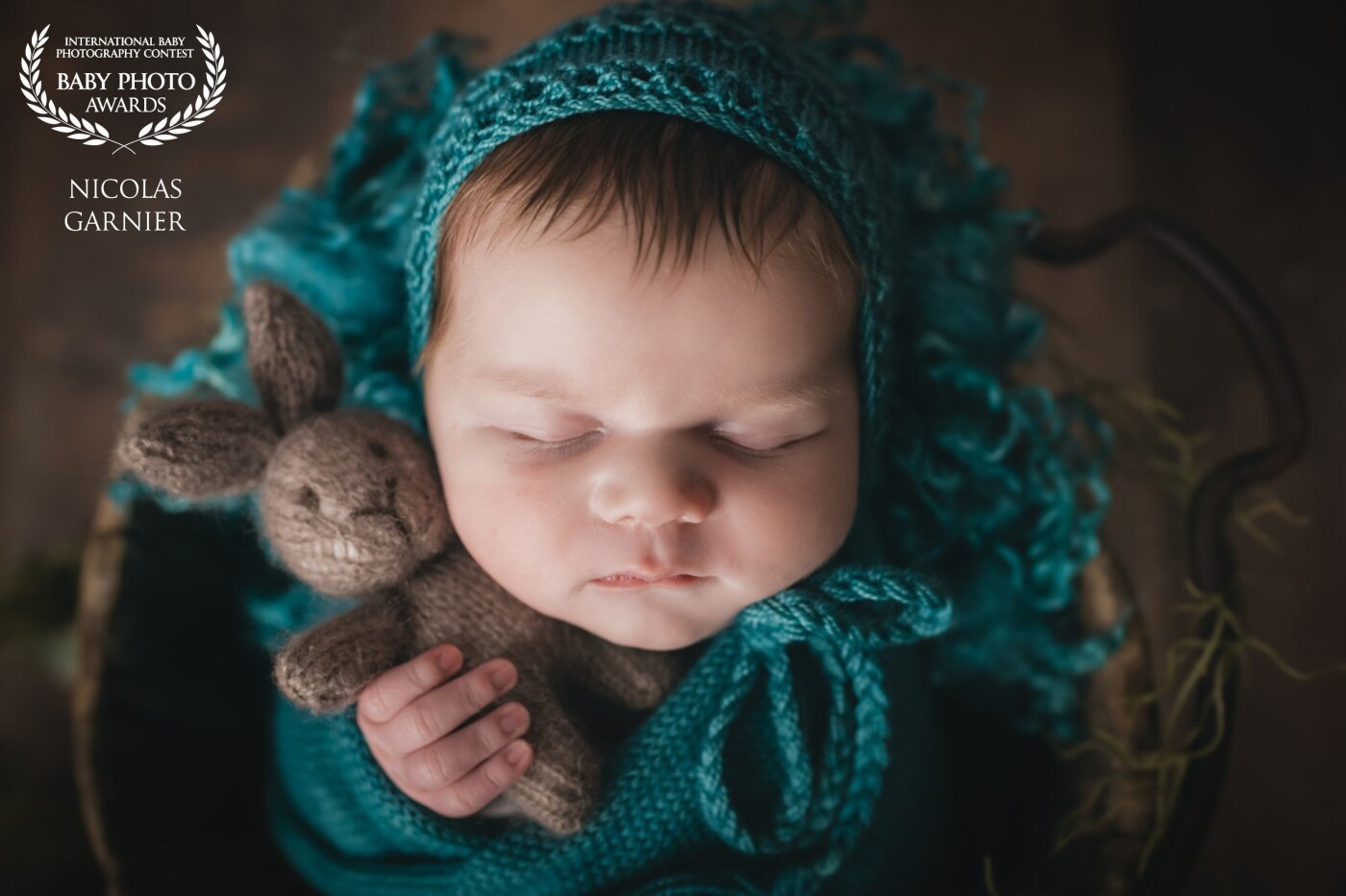 Petit bout de 10 jours, endormis paisiblement quelques sourires volรฉs durant la sรฉance maman et papa en admiration devant leur petit trรฉsor.