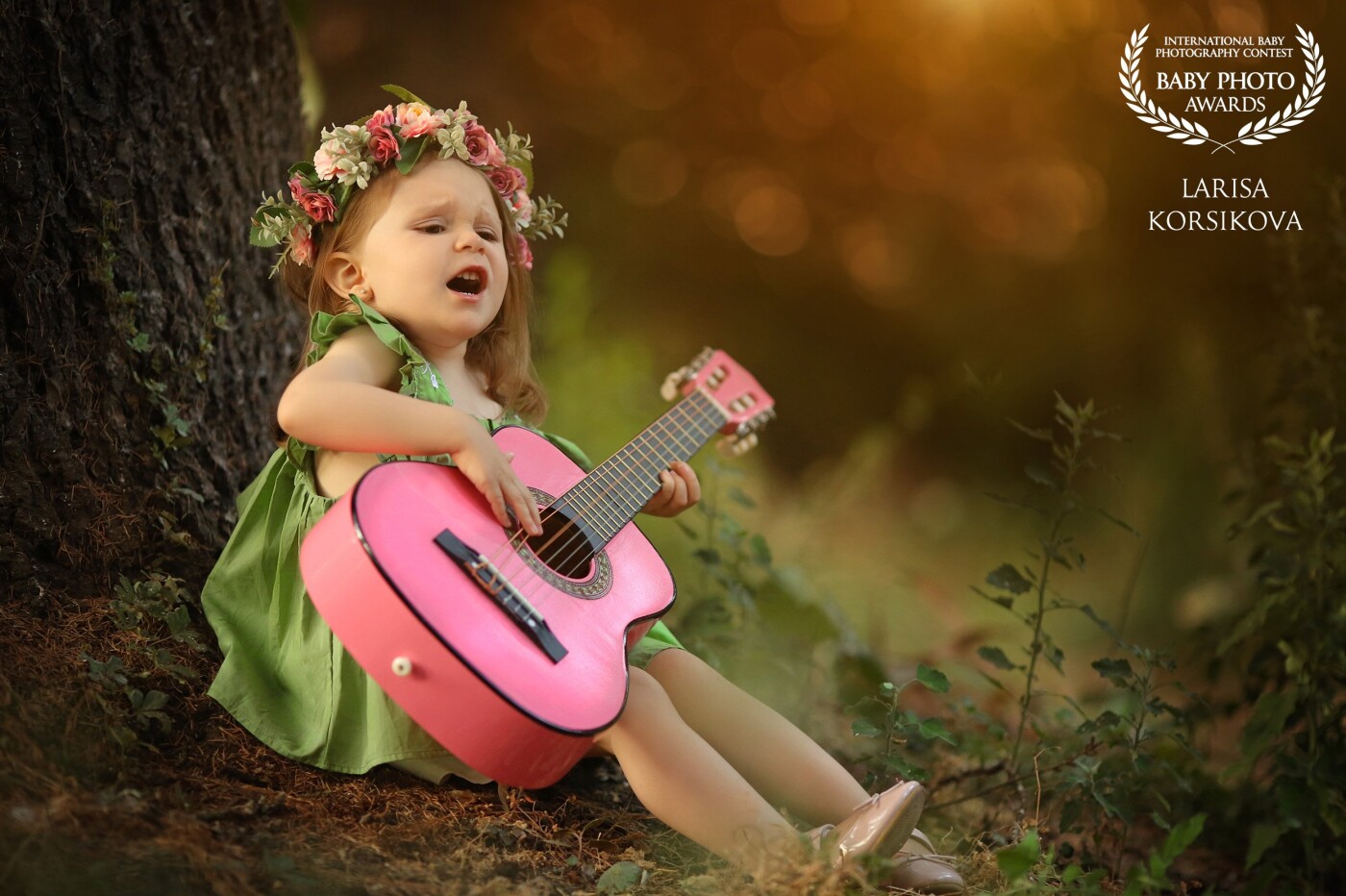 My daughter Aurora is just 3 years old  and loves to sing. We were preparing the shoot and she just took the guitar and started to sing her original song: "Have to see me again, have to see me again!" :). That was sooo funny. We wanted to memorize it. 