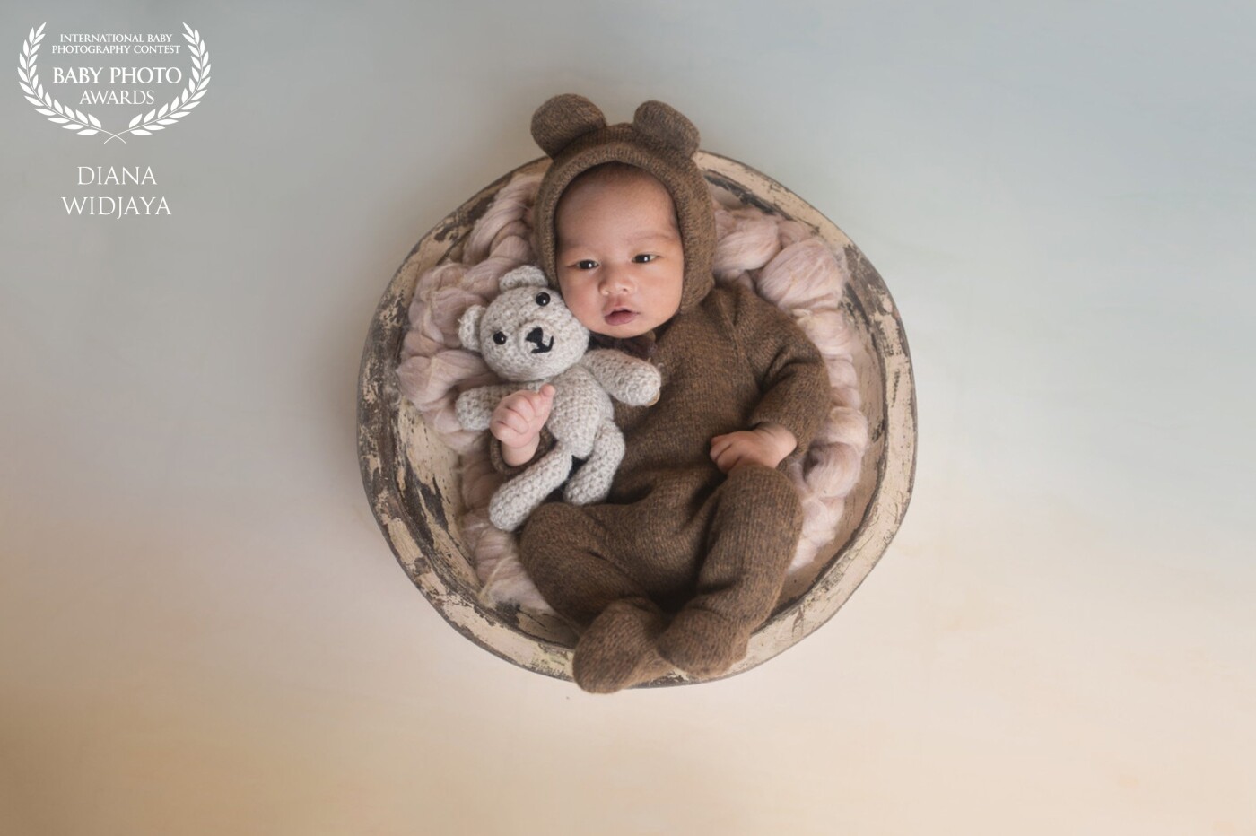 The baby teddy bear is very active during this photoshoot, refused to sleep. But still, we capture his wide-awake eyes. He finally asleep after the last sessions and time for his milk.