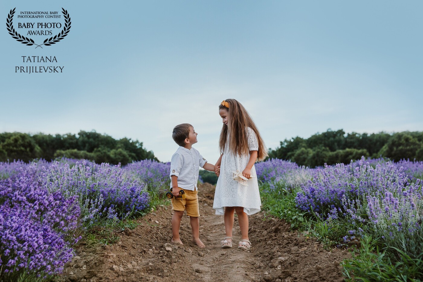 When you take a picture of someone, you are taking a snapshot of their energy. Sister and brother: - How adorable they are!<br />
Looking at this picture, I'm feeling so peaceful. 