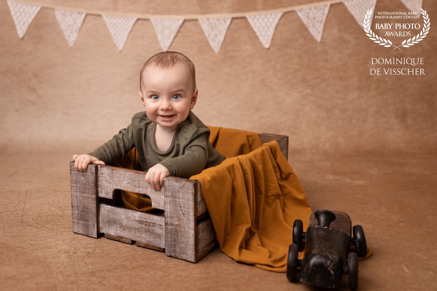 One year ago I was the birth photographer of Louis's parents, it was pure magic! And now it was so wonderful doing his birthday shoot a year later. He's such a nice little boy, he smiled coming into the studio and was still smiling when he left. I bet he's got this from his parents.