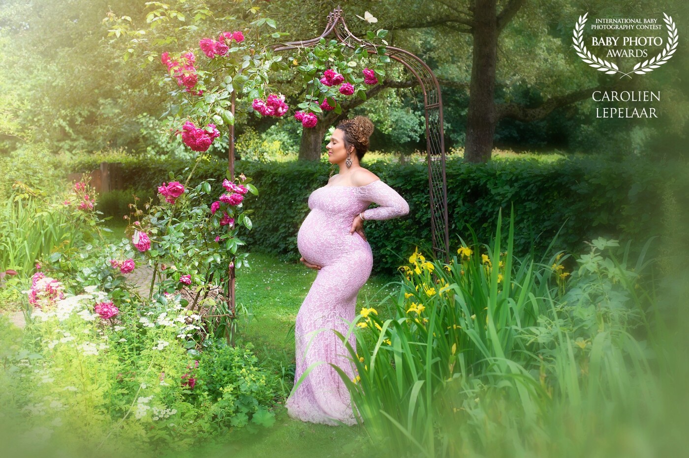 This beautiful pregnant woman asked me for a location with lots of flowers and I found this amazing garden full of colors and romance. The result: a heavenly image with a touch of magic & romance.