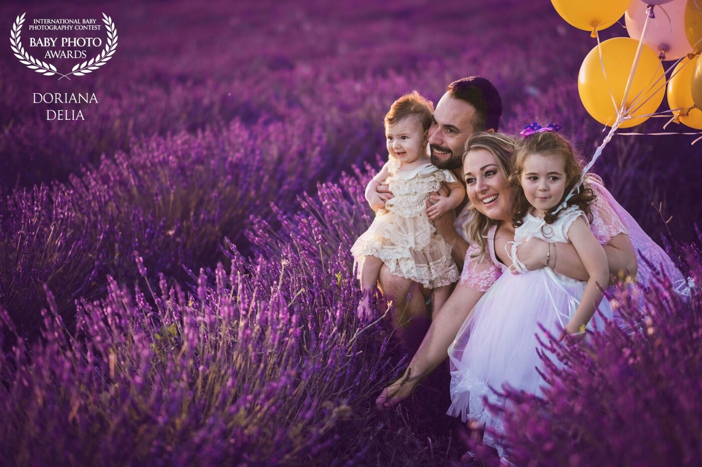 A splendid family photographed by me in the golden hour of sunset in the splendid location "Podere dell' arco country charme" in Viterbo among the lavender fields.