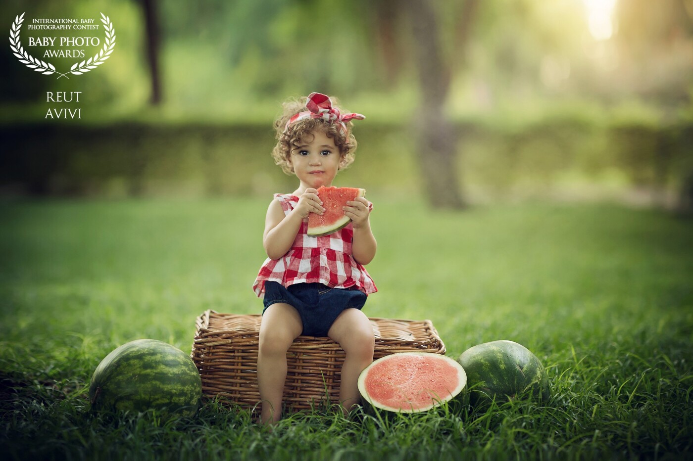 I always wanted to do this picture with the watermelon, of course, I tried it with my daughter and from the moment she touched the watermelon she didn't stop crying ... and then this princess came and did it perfectly!