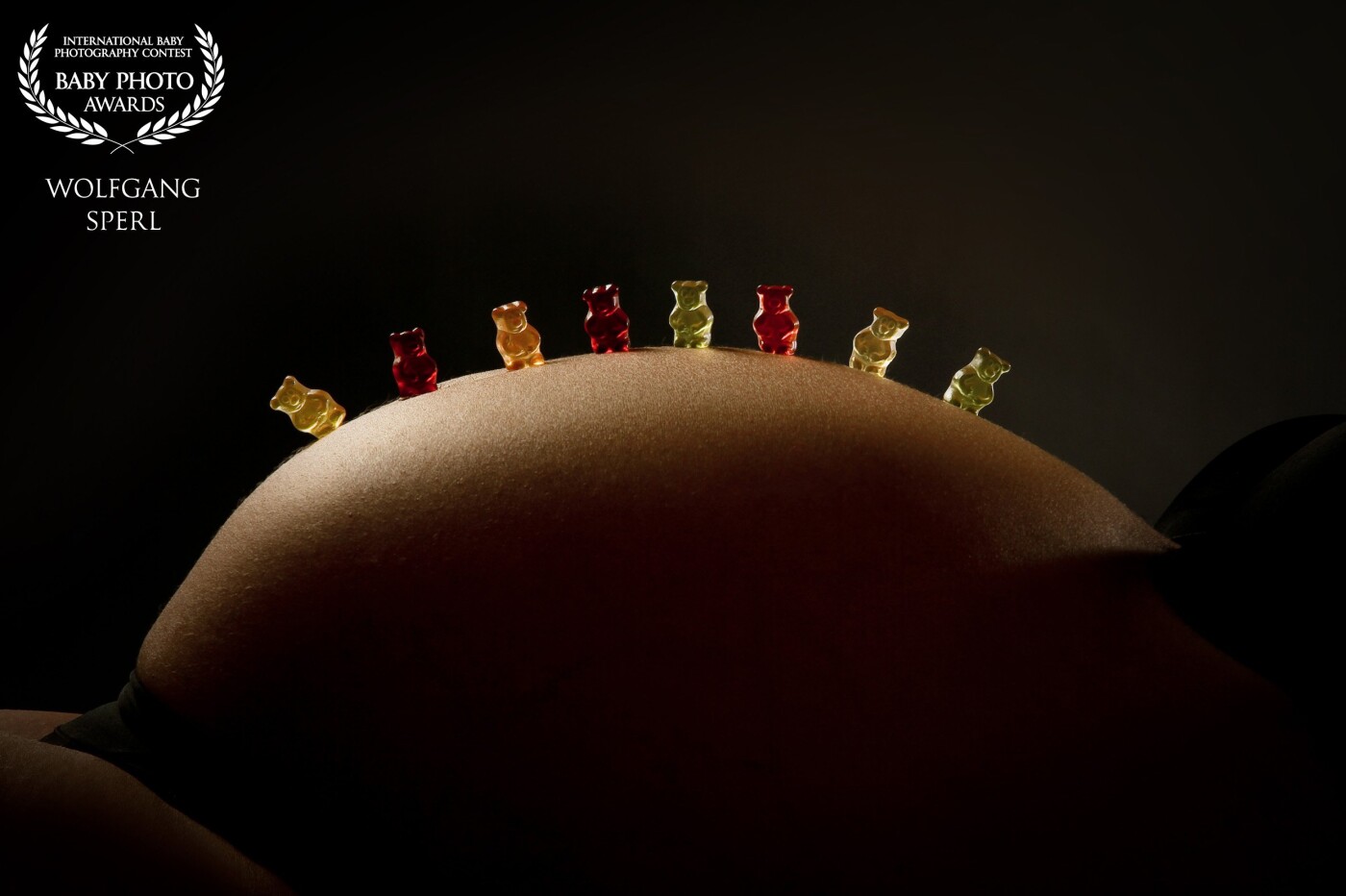As the couple came to me we had the fantastic idea to use gummy bears on the belly - what an exciting challenge. We tried several times to get the right moment. And I swear we didn`t use any hot glue. It was just spittle of the daddy.
