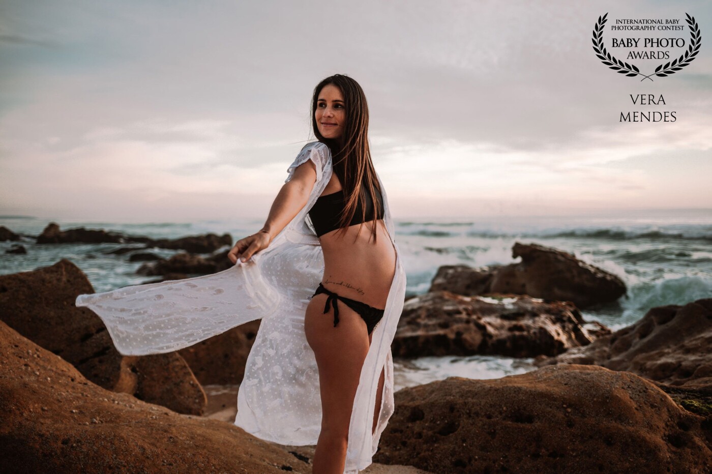 Photo sessions on the beach in the sunset light are my favorites. It is a light that transmits magic in the air and that combines perfectly with the color of the sea. And this is one of my favorite beaches to photograph!