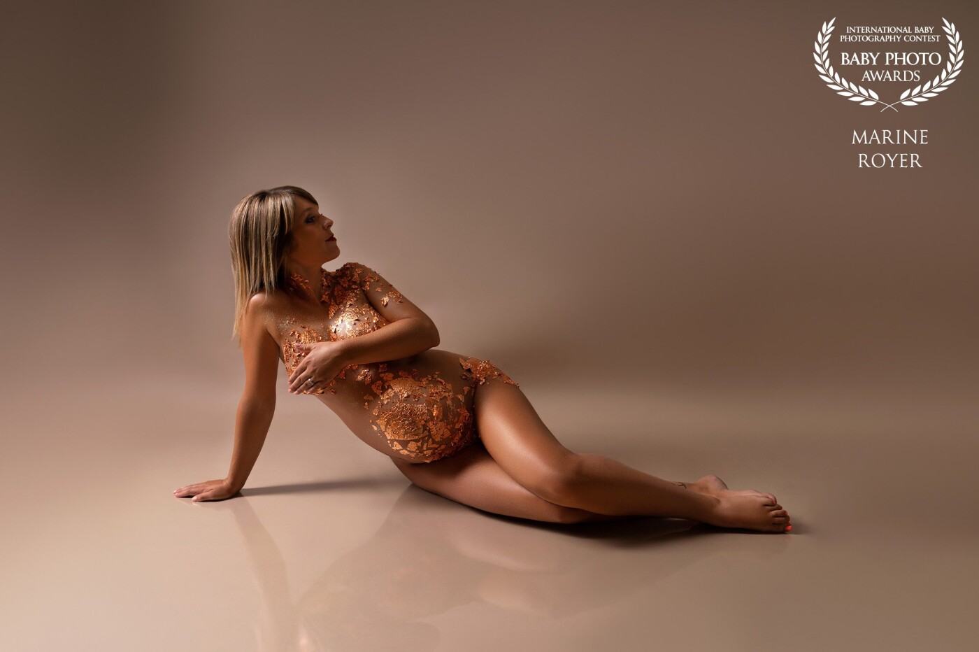 La photographie artistique à pour but de magnifier la femme enceinte et ses courbes ❤️ Cette photo représente un beau travail d'équipe, maquilleuse, modèle et photographe... 