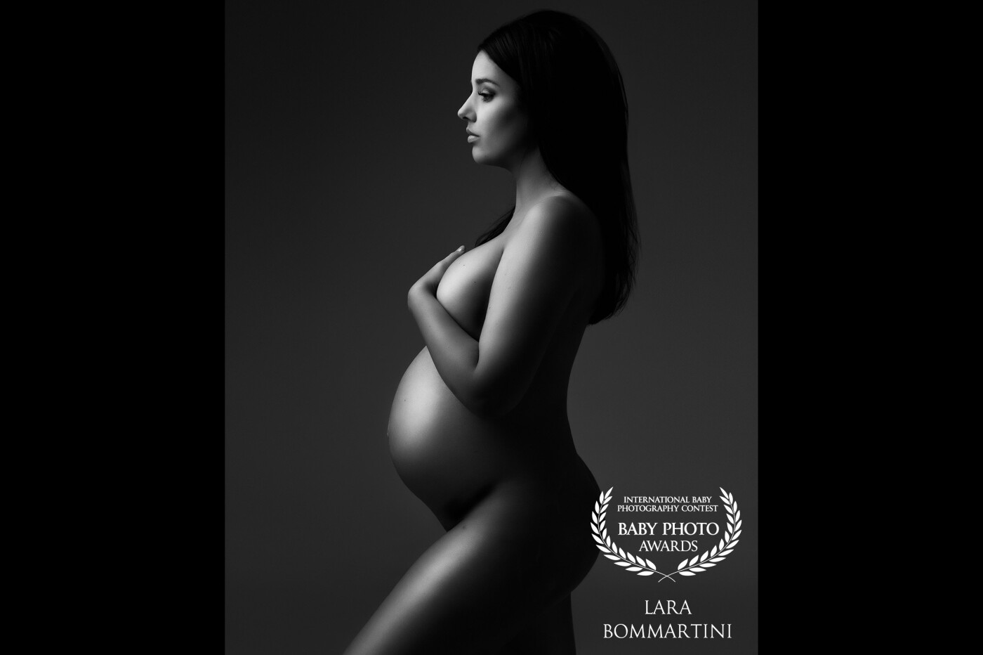 This woman drove more than 300 kilometers to my studio on her own. That says a lot about her personality. I wanted to capture this strong personality, combined with her beautiful feminine forms from her pregnancy. I am very happy with this photo. The strength of this photo is the tranquility, confidence, and simplicity, combined with beautiful lines.
