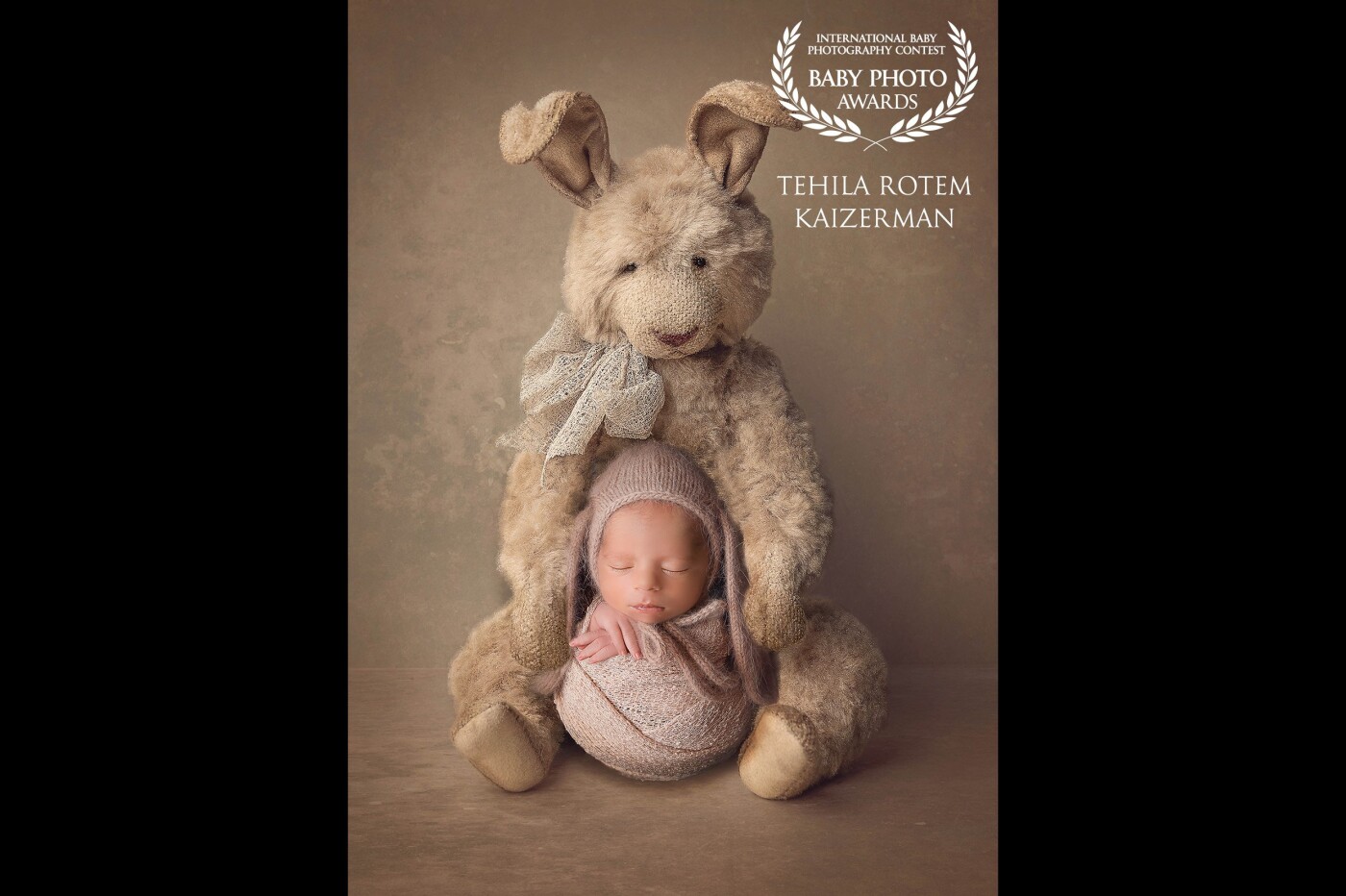 This beautiful baby's name is Muhammad ♥️ He was so comfortable all the shooting. it was very relaxing to make these little baby photos??? Thank you so much Baby Photo Awards for this!!!